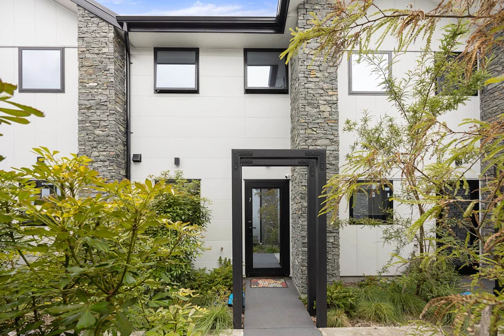 Te Atatu Peninsula 1房 现代海滨生活待您体验！全围栏户外空间，步行即至公共交通设施，通勤无忧！ Owner Can’t Own Two Homes – This MUST Be Sold.