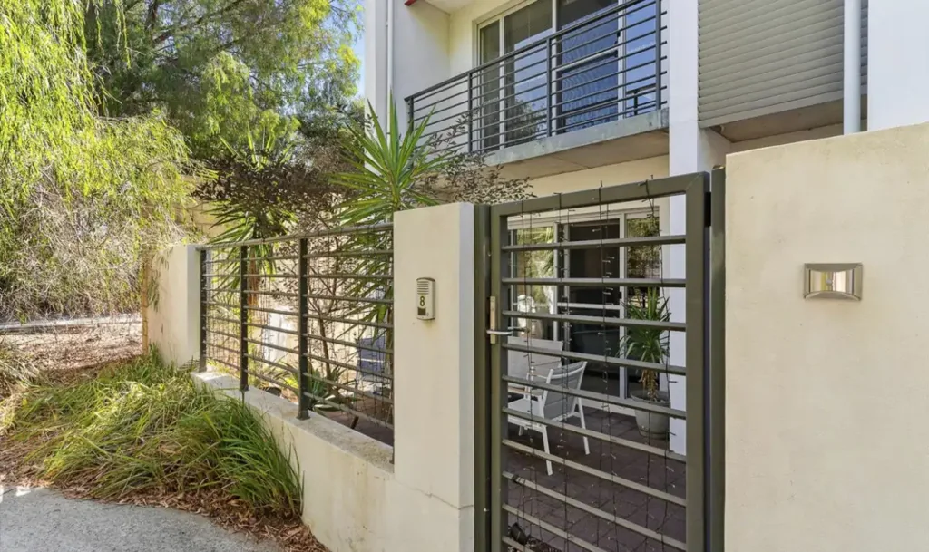 MODERN 3-BEDROOM TOWNHOUSE IN ERSKINE