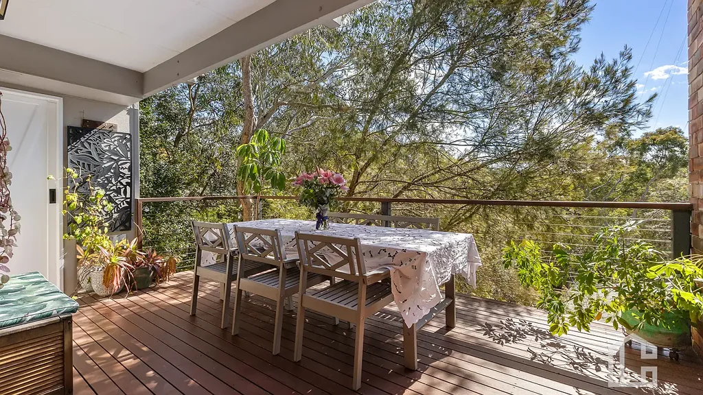 Blaxland 3ਬੈੱਡਰੂਮ MOVE STRAIGHT IN - Light Filled Living, Bush Outlook & Just 300m to Rail - View by appointment.