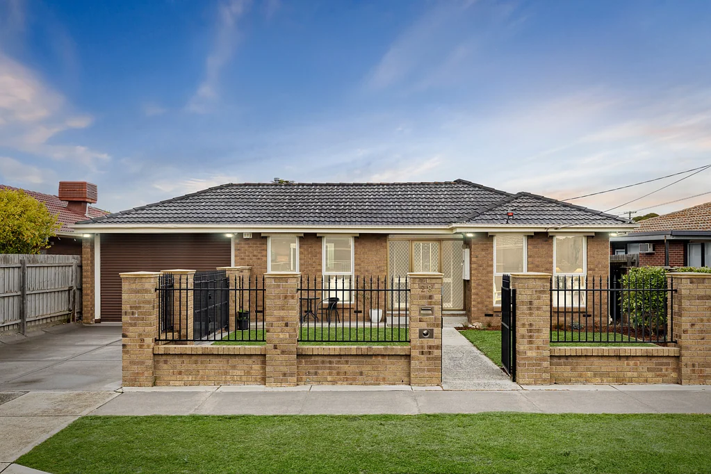 Clayton South 4غرفة نوم Exclusive Elegance with 8 Car Garage
