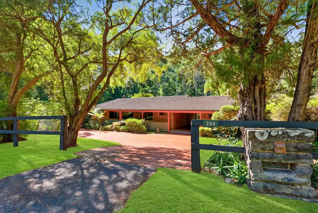 Fountaindale 5 Bedroom Private Acreage Retreat with Dual Living & Exceptional Convenience
