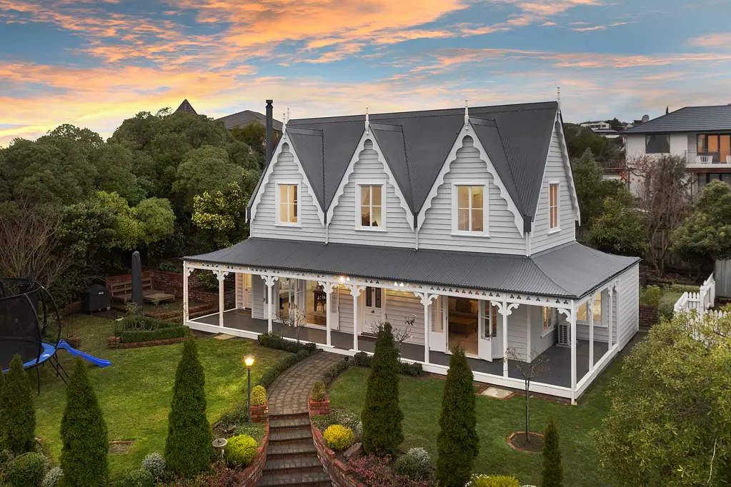 Westmorland 4ห้องนอน Modern Home, Colonial Style!