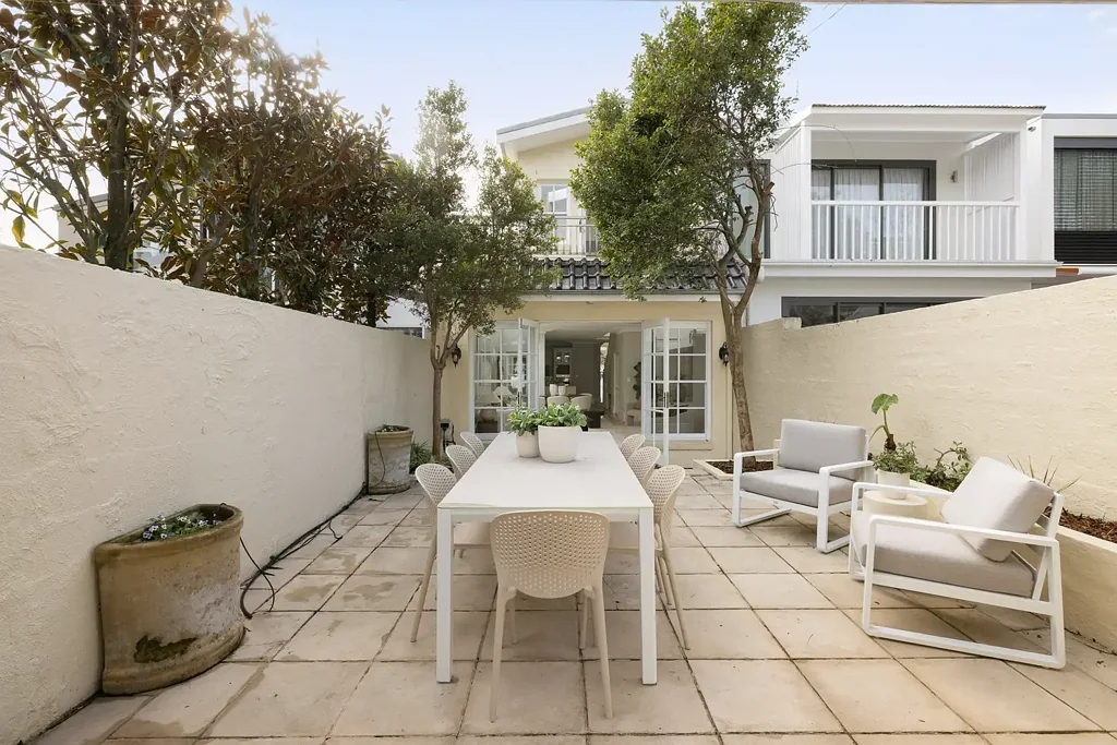 Woollahra 3બેડરૂમ Garden semi in village position with future potential