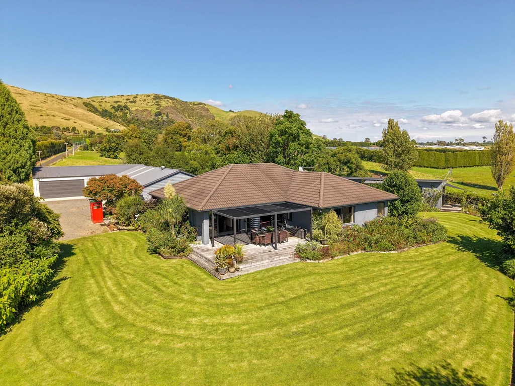 Pukehina Complete lifestyle package - home, land and sheds