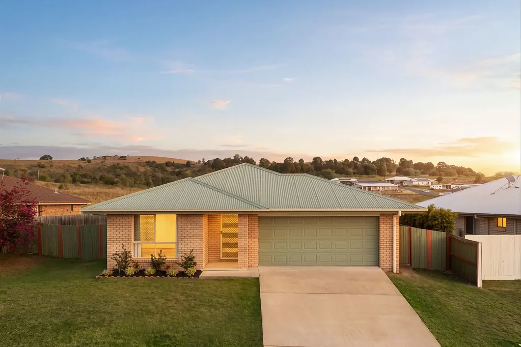 Lowood 4غرفة نوم Elevated, North-East Facing Family Living in Lowood, All on One Easy Level