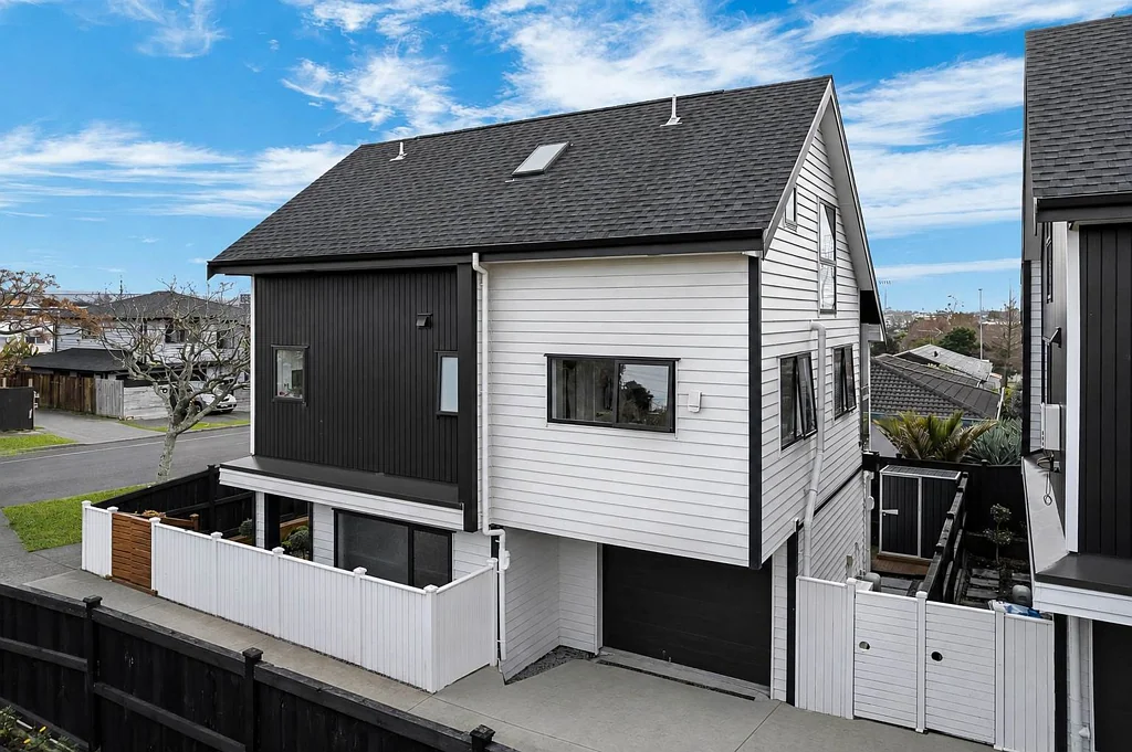 Blockhouse Bay 4chambre Modern Masterpiece. Move-In Ready.