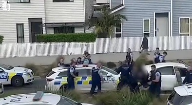 奥克兰3名嫌疑人遭围堵，大量警察到场，抓捕视频曝光