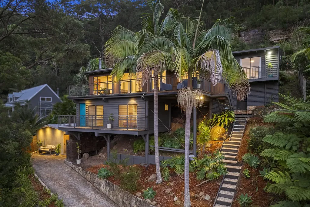 Umina Beach 4 Bedroom Coastal family home moments to beaches & CBD