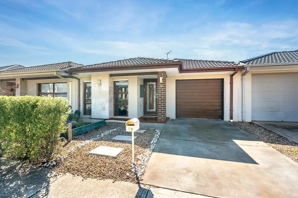 FAMILY HOME IN PRIME LOCATION!!
