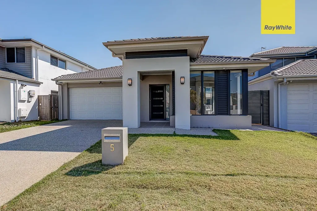 4 Bed 2 Bath With Solar and Extra's