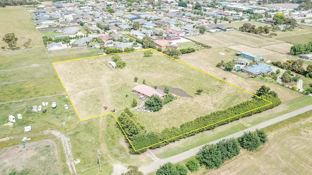 Koo Wee Rup 3Kwarto Development property with double brick house.