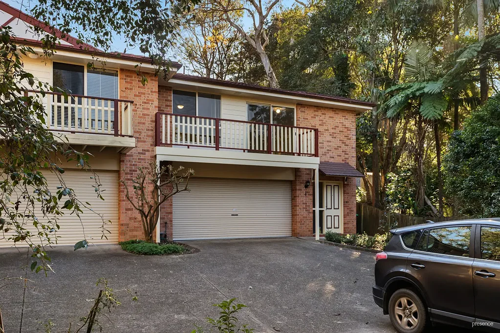 SPACIOUS TOWNHOUSE WITH PRIVATE COURTYARD AND DOUBLE GARAGE