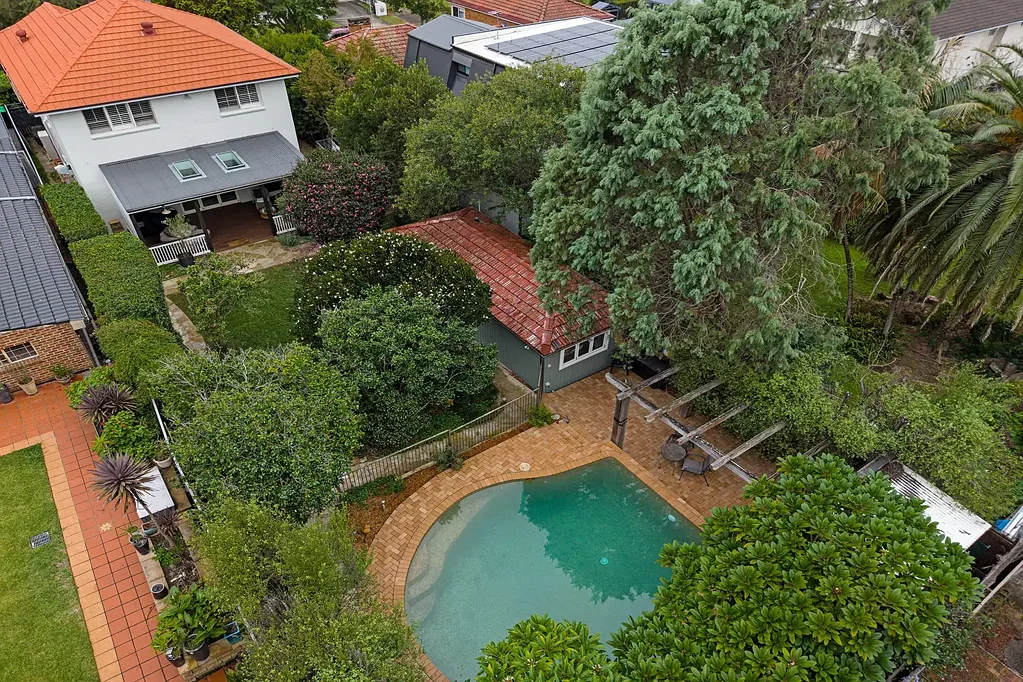 Connells Point 5 Slaapkamer Renovated Family Residence with Self-Contained Studio on 752sqm of land