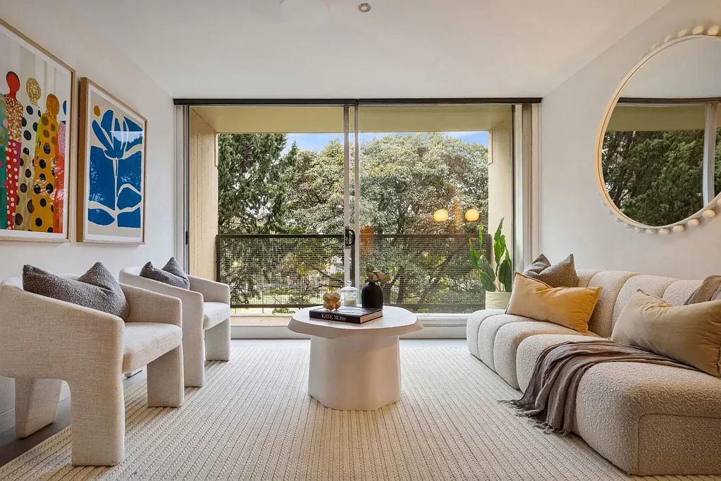 Rushcutters Bay 1房 Harry Seidler设计 现代厨房阳台 150米公园 景观泳池 便捷交通 Treehouse-Style Haven With Leafy Outlook.