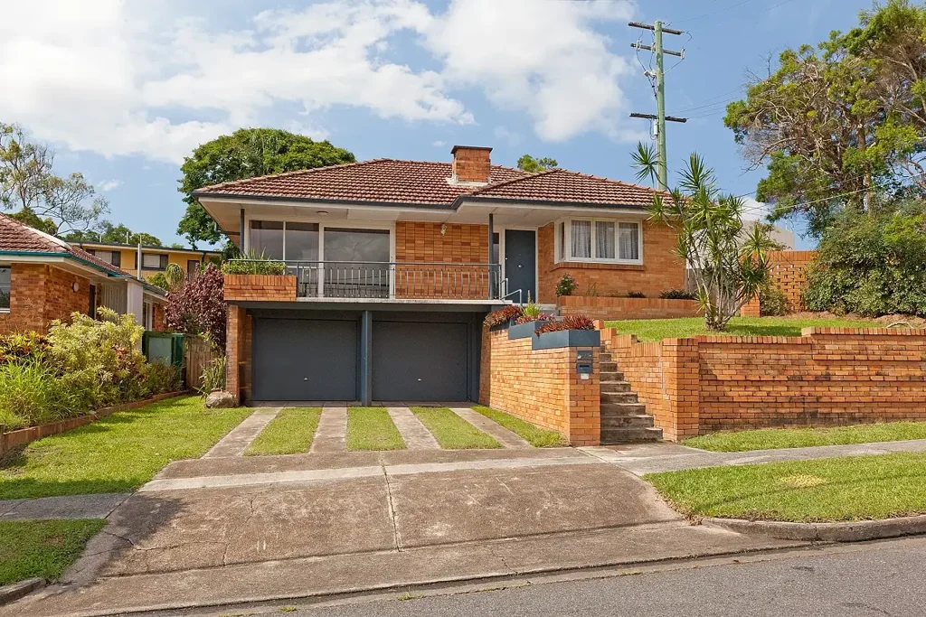Coorparoo 3Moenga The property is within an exclusive area of Coorparoo heights. It offers remarkable views, and represents fantastic investment value.