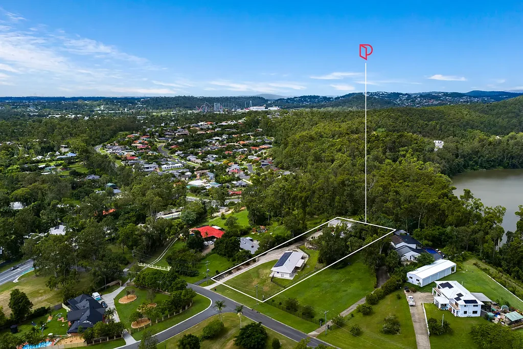 Oxenford 4房  UNDER CONTRACT- A Private 1 Acre Retreat with Renovated Comfort & Expansive Shed
