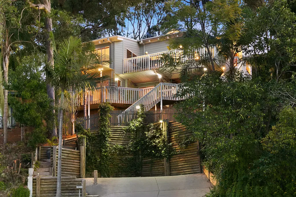 Valentine 4 Bedroom Impressive Bushland Hideaway in Sought-After Lakeside Locale