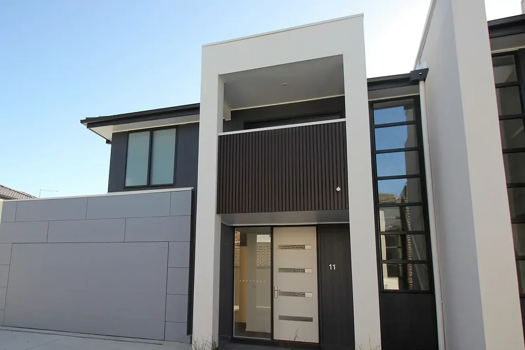 MODERN 3 BEDROOM TOWNHOUSE WITH DOUBLE GARAGE
