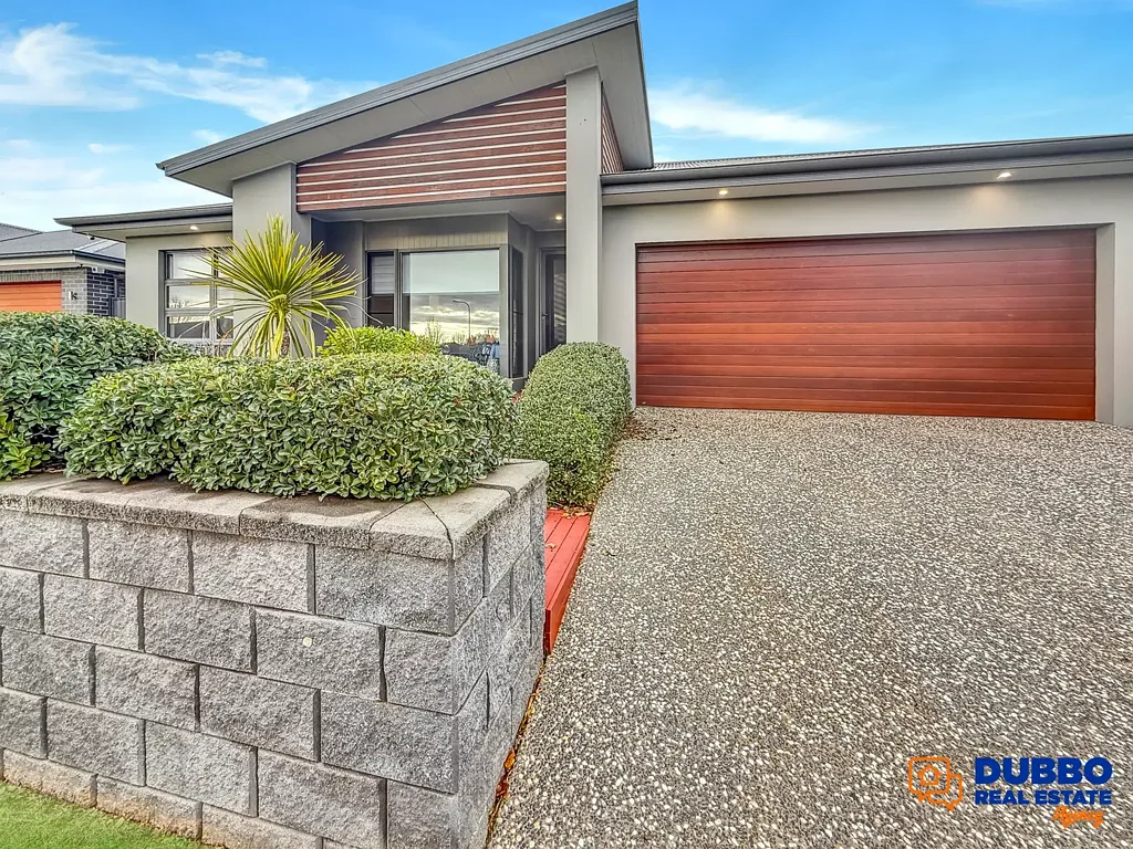 Dubbo 4 Bedroom Southlakes Showstopper – Former Display Home Brimming with Extras