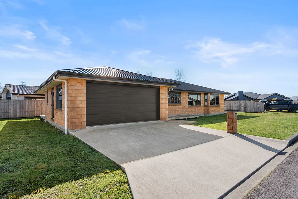 Carterton 4 Bedroom Modern Family Living in a Prime Carterton Location