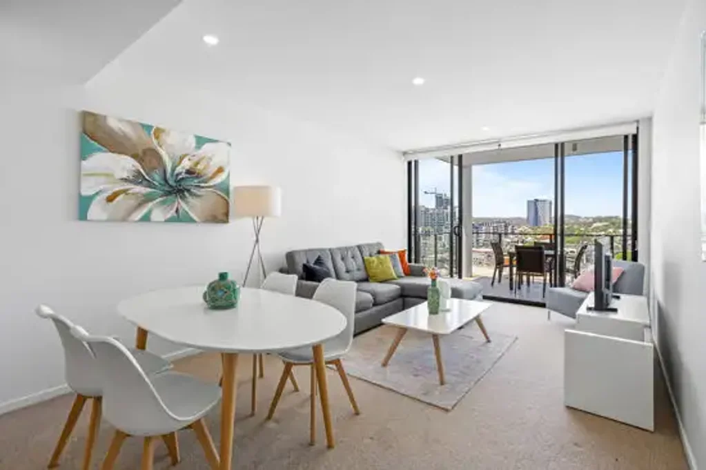 East Brisbane 2ਬੈੱਡਰੂਮ Stylish Furnished 2-Bed with Skyline Views - Walk to The Gabba & Cross River Rail, Must Be Sold!