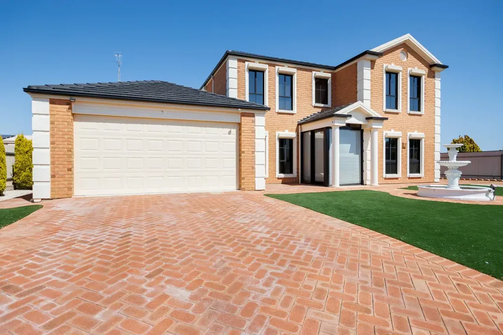 Wallaroo 4Kwarto Expansive Two-Storey Home with Multiple Living Areas