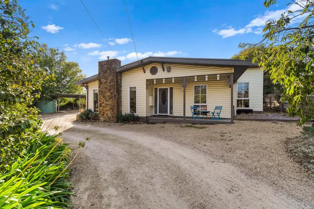 Mount Eliza 3房 宽阔地块1680㎡ 临街面宽绰 现代厨房舒适 居住租赁皆宜 顶尖学府环绕 黄金地段潜力 Prime Opportunity in Prime Location – Renovate or Rebuild (STCA)