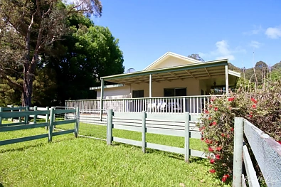 Noojee 3 Slaapkamer Charming cottage - Shed - 935m2 block