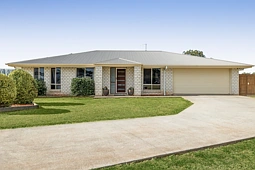 32 Phipps Drive, Meringandan West