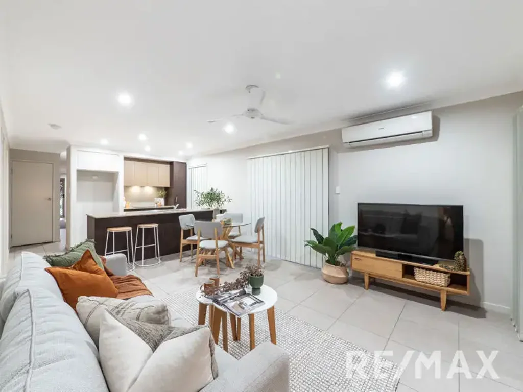 Low Maintenance 4 Bedroom Home in Warner Lakes