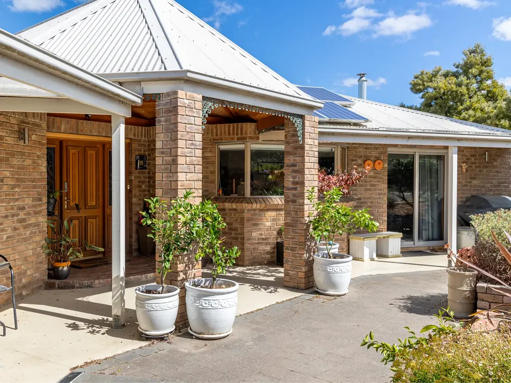 Huonville 5房  14 Packers Road, Huonville - The Entertainer!

Residence - Business - Lifestyle - Over 900m2 of usable living space on 3.35 hectares of land!