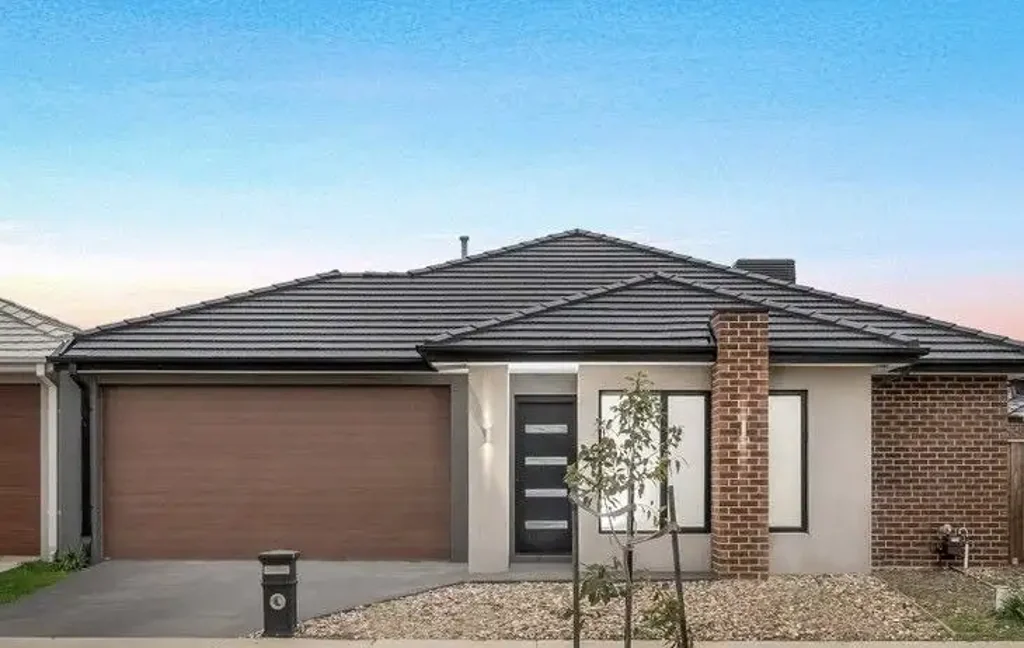 Osko Real Estate proudly presents this beautifully maintained 4-bedroom family home located in the highly sought-after Tarneit Mews Estate.