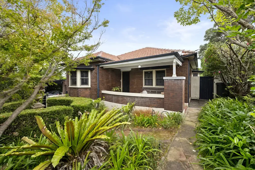 Lakemba 3房 角落地块 569㎡宽 20米前宽 三卧一书房 娱乐露台 锁闭车库 停车充足 潜力无限 Family Living With Future Potential!