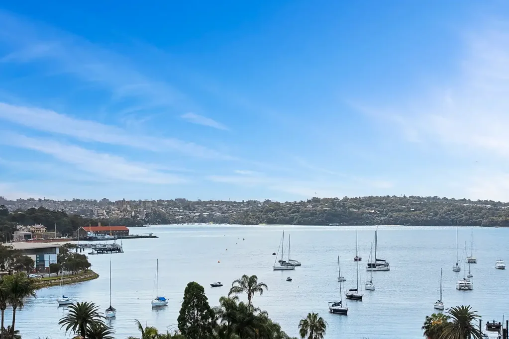 Elizabeth Bay 2房 悉尼港湾景观前排 顶级街道位置 开放式明亮布局 现代厨房配备齐全 两卧宽敞舒适 私人阳台港湾视野 车位独立存储空间 安静维护良好建筑 首选位置近餐饮交通 Harbourside Living with Breathtaking Water Views – 2-Bedroom Apartment with Parking