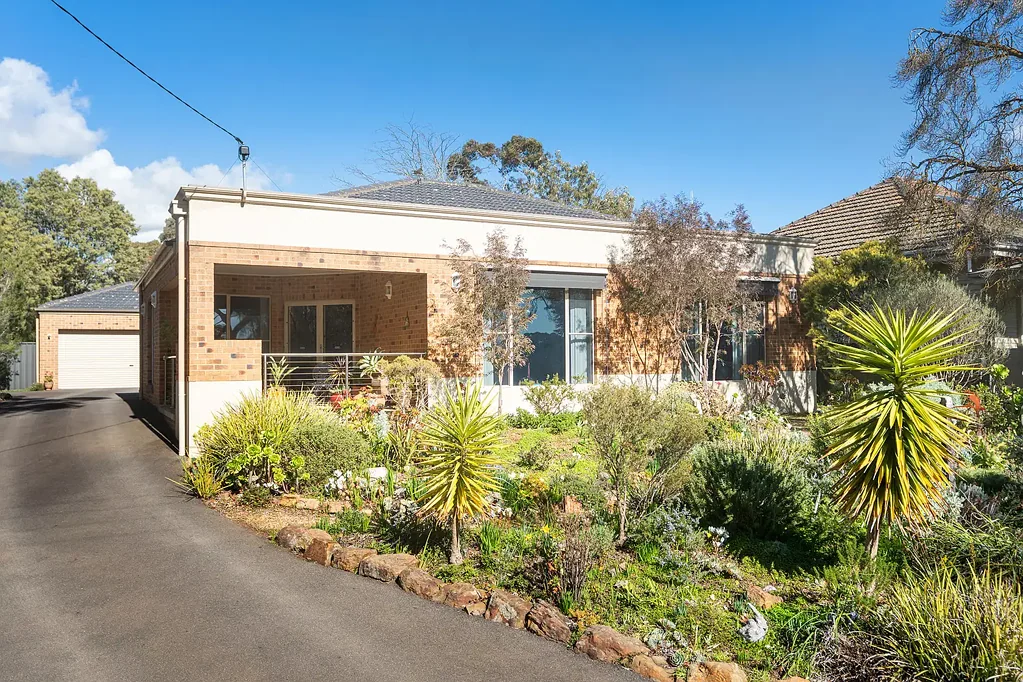 Castlemaine 4 Bedroom Golf Course Views and Lifestyle Comfort