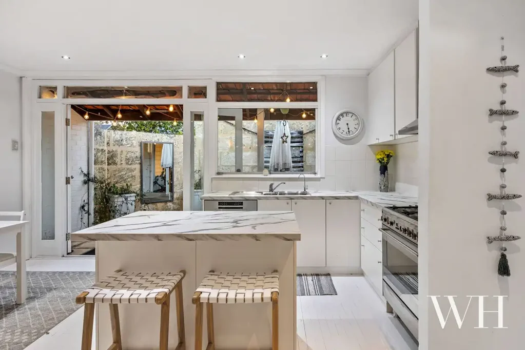 Beaconsfield 3 Bedroom Sunlit Sanctuary, Private Seaside Escape