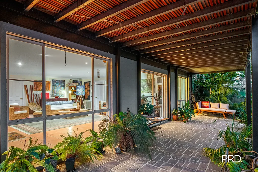 Valley Heights 5房 宽敞地块1800平米 现代开放式布局 多功能生活空间 主卧带套间 豪华双车库 步行至火车站 田园诗般环境 OPEN HOME SATURDAY 30TH OF MAY FROM 11.00AM - 11.30AM