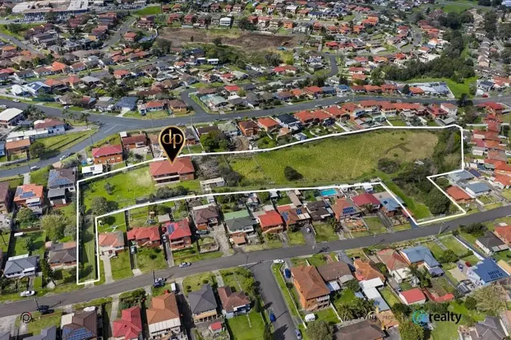 Warrawong 5Zimmer 12,420 sqm (approx) Development Opportunity STCA with 5-Bedroom Home