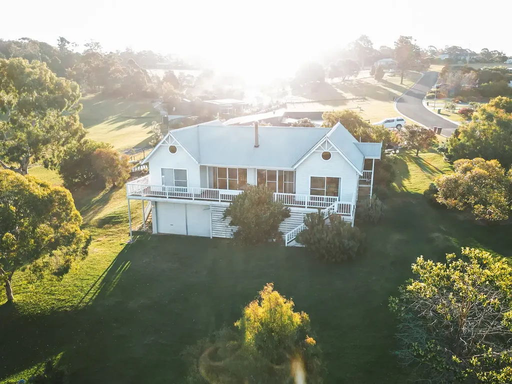 Mallacoota 3Kwarto Fully-Furnished Queenslander Exterior Home on 2432 sqm
3 Bed | 2 Bath | 2-Car Garage | Sauna | Open-Plan Living