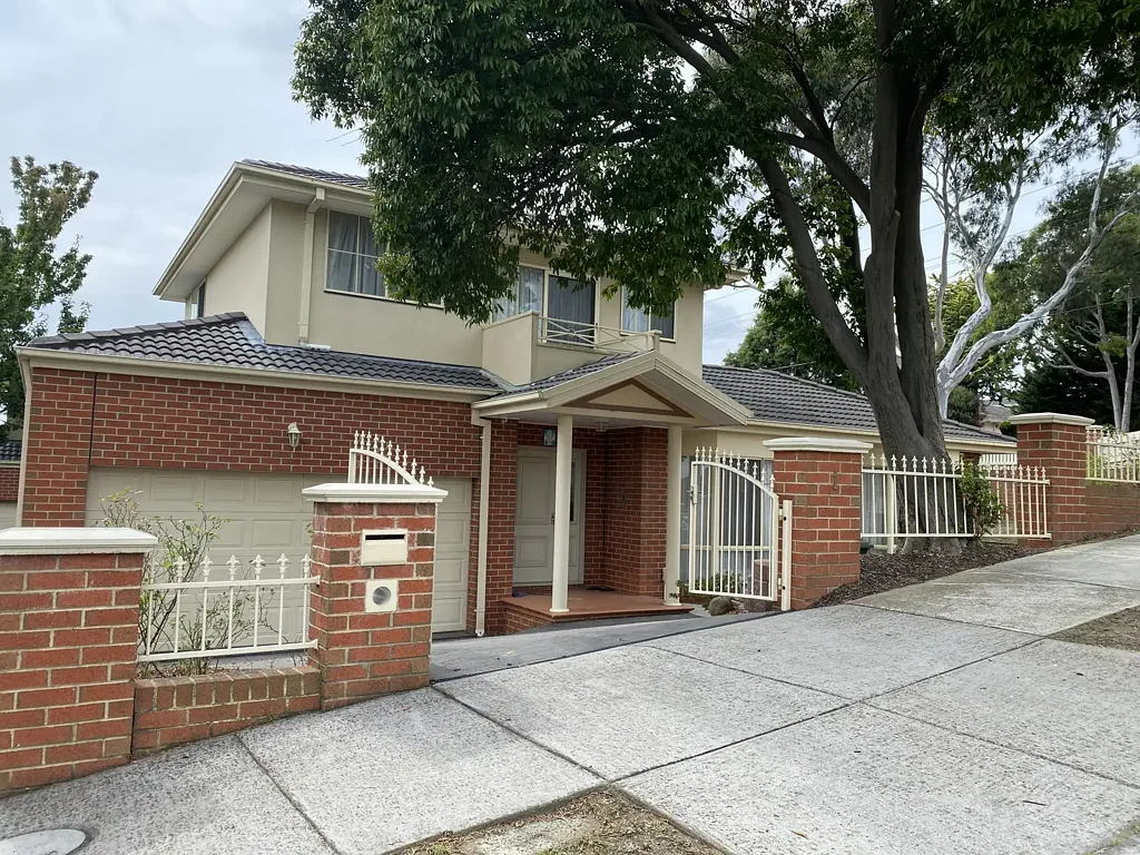 COMFORTABLE FAMILY HOME  - WALKING DISTANCE TO MT WAVERLEY SECONDARY COLLEGE