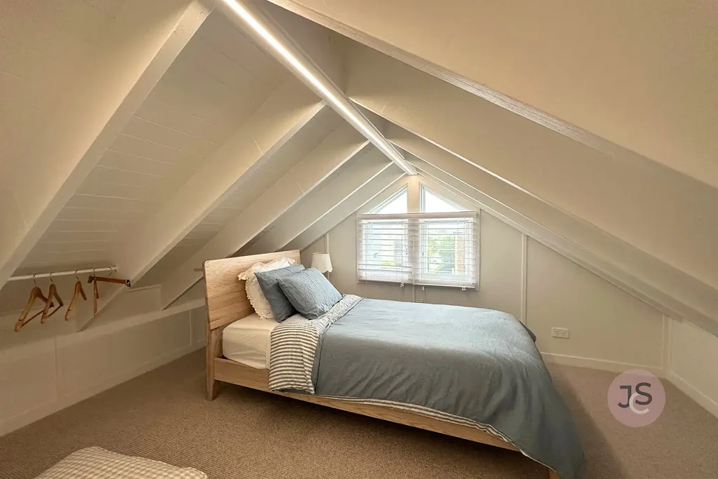 Stylish Fully Furnished Loft Apartment – 500m to Merewether Beach