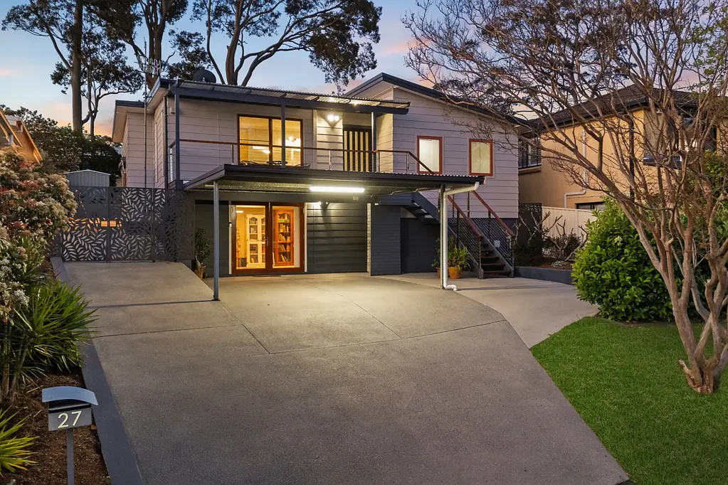 Berkeley Vale 4chambre Modern Living Moments from the Lake