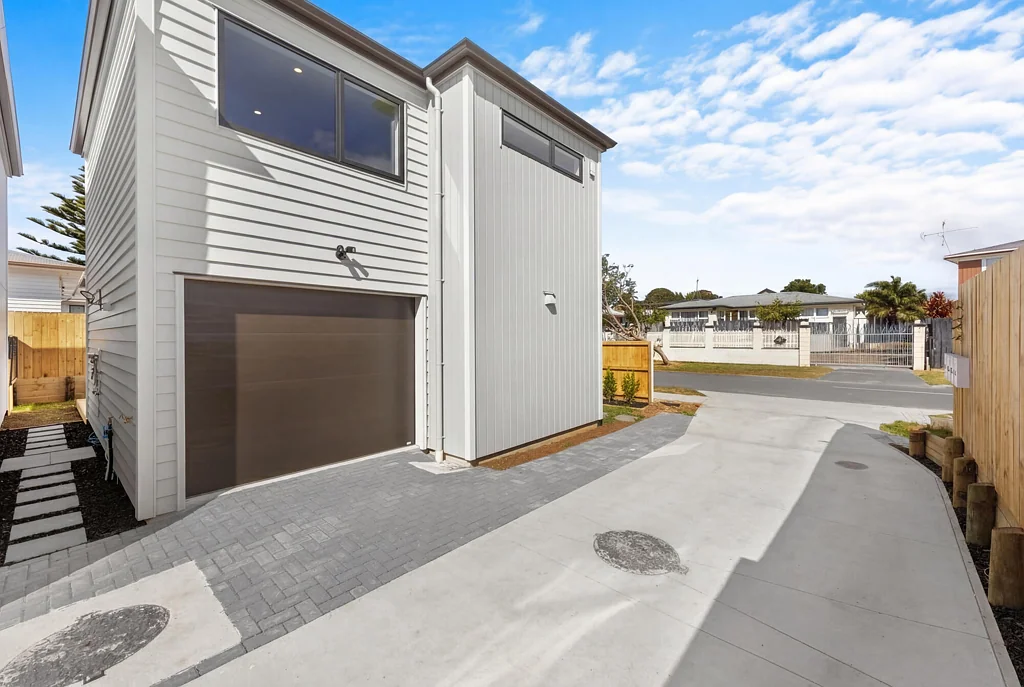 Manurewa 3 Slaapkamer Real Value, Must Sell - Standalone with Garage