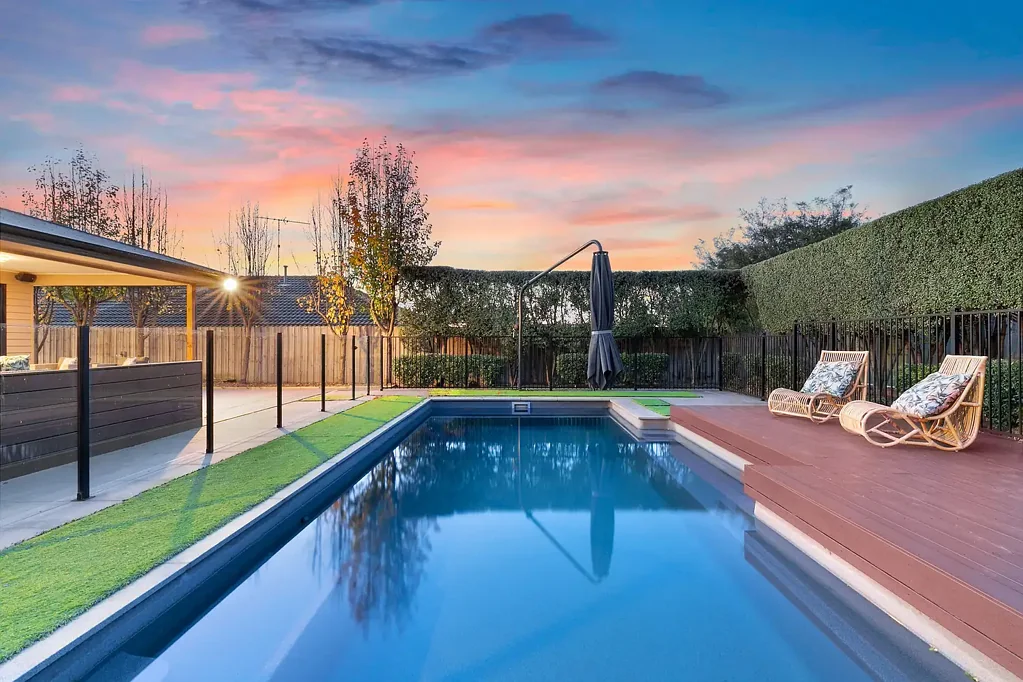 Highton 4chambre Stunning Single Level Resort with Pool