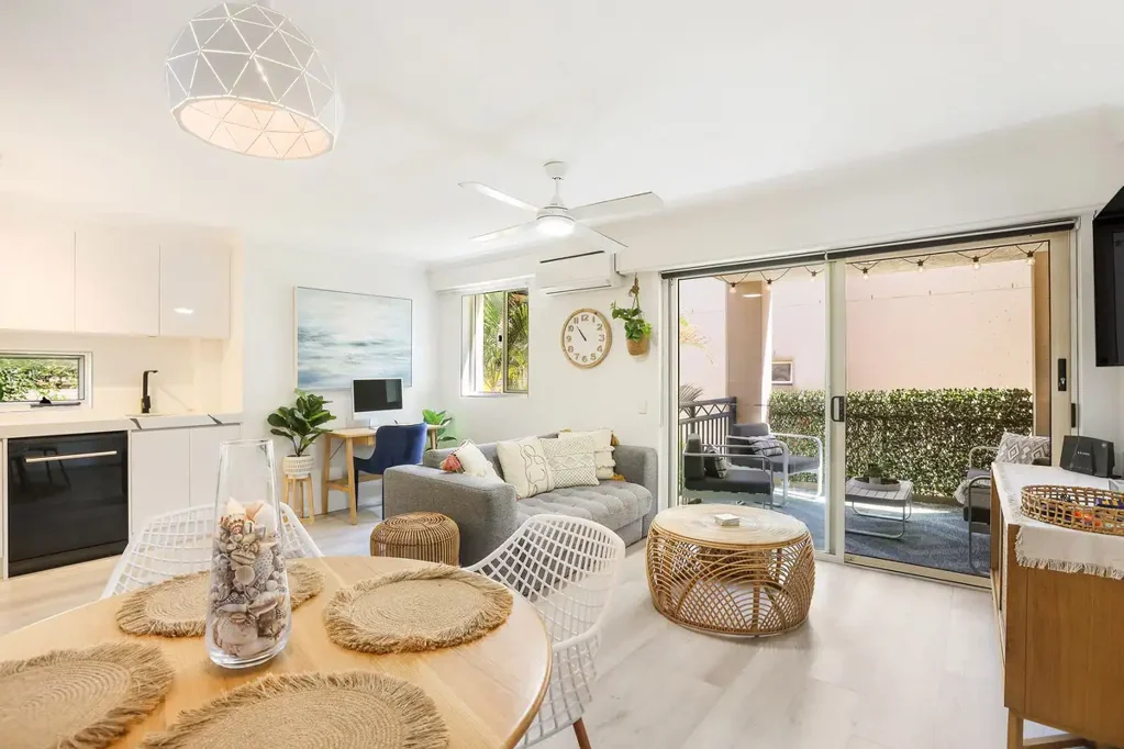FULLY FURNISHED 1 BEDROOM MERMAID BEACH APARTMENT