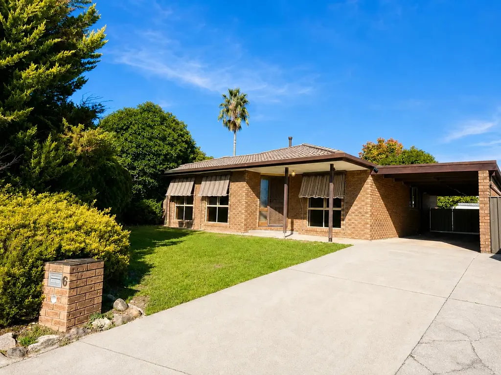 QUIET COURT LOCATION WITH GREAT ENTERTAINING SPACE!