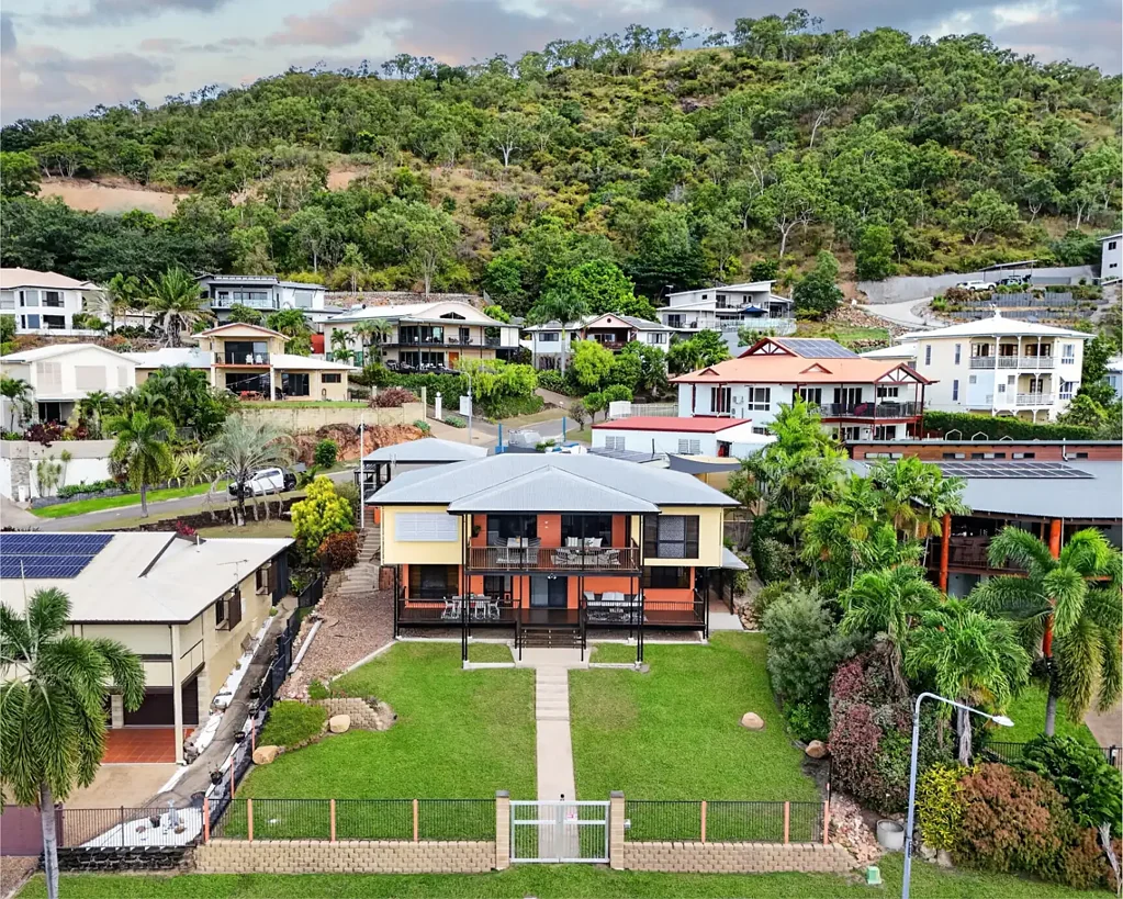Mount Louisa 5房  Modern Elevated Dual-Level Family Living with City Views, Solar & Security