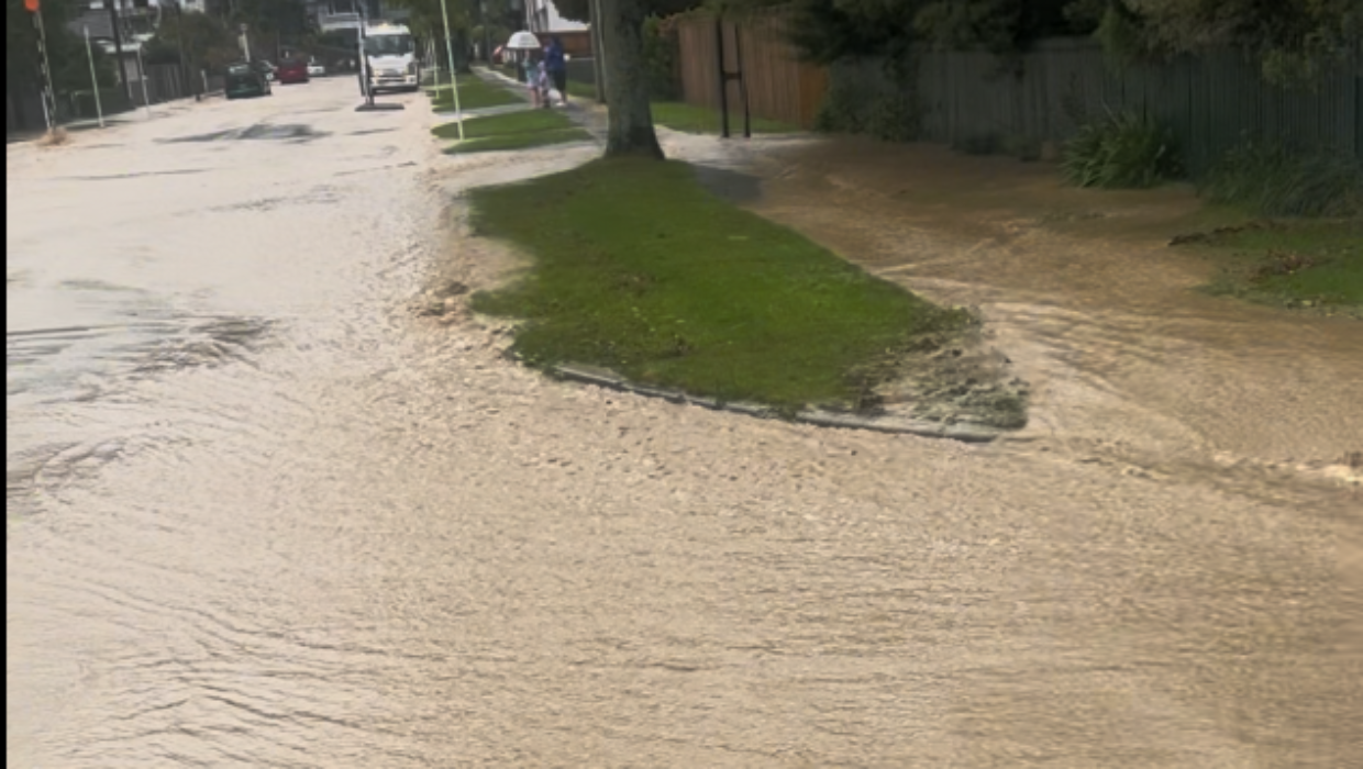 北岛遭龙卷风和暴雨双重打击！多地发布洪水预警 ，居民紧急撤离