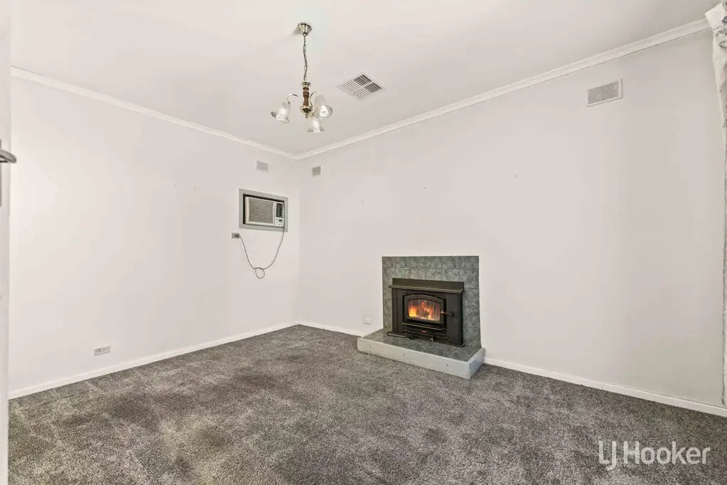 Elizabeth Park 3कमरा Character Home on a Generous Allotment - Packed with Potential!
