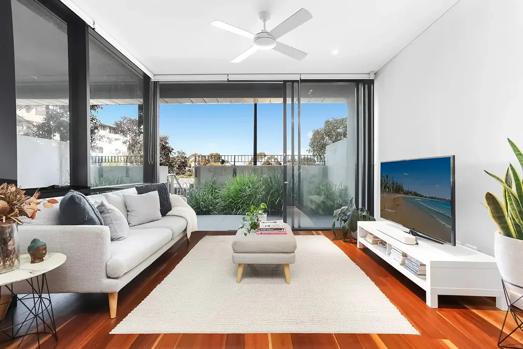Modern Garden Apartment with Courtyard, Study & Beach Nearby